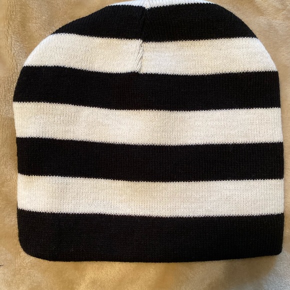 NEVER WORN THE HOUSE REVERSIBLE BEANIE - Picture 2 of 4